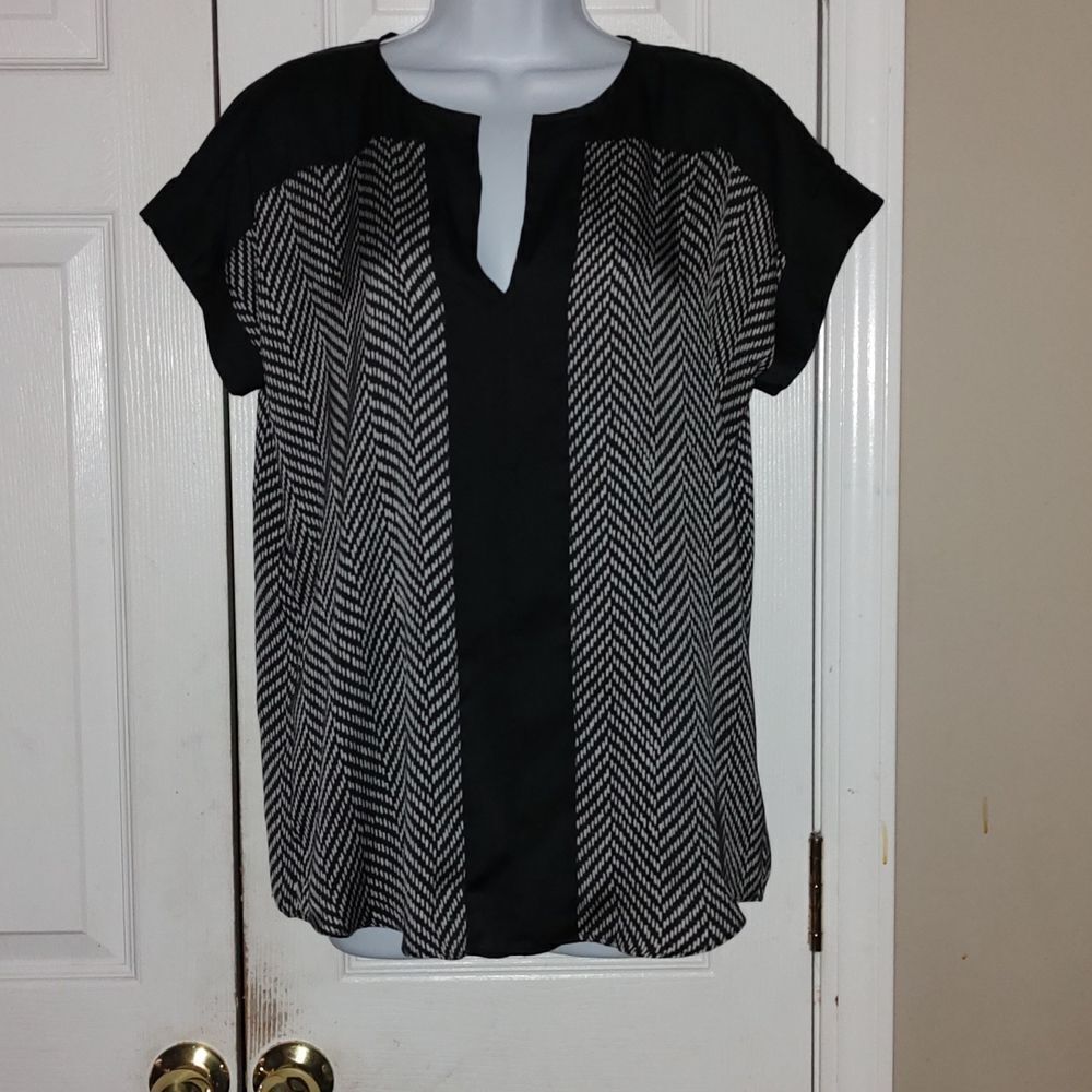 Michaels Michael Kors Black & White Chevron Blouse sz XS NWOT